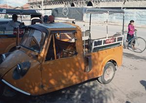 車内の快適性と安全性を高める！岐阜で人気のカーフィルム取り付けサービスを徹底比較